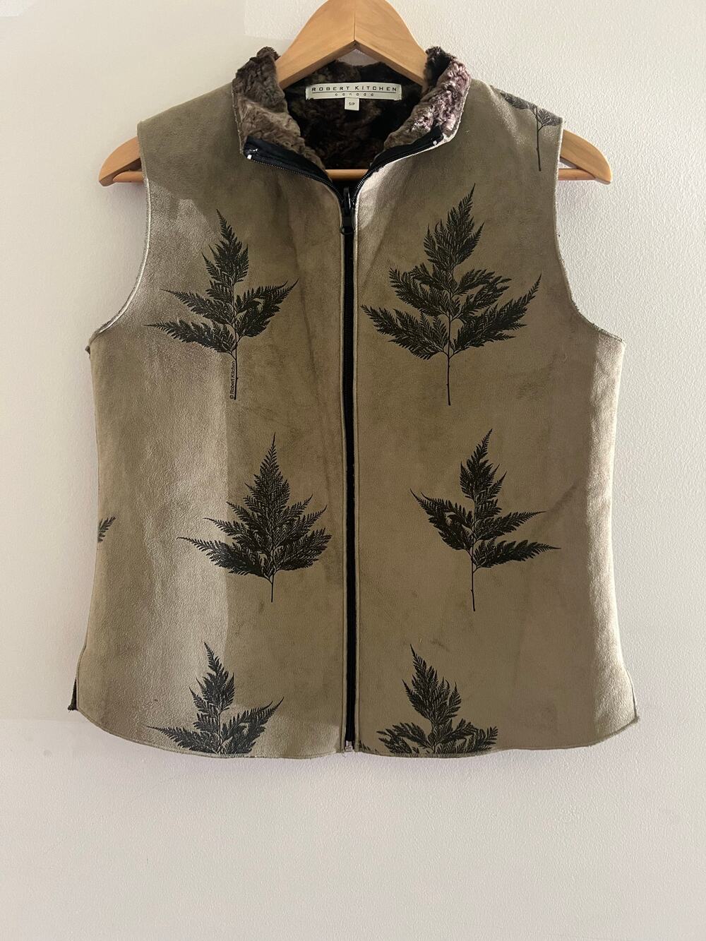 Robert Kitchen Canada Vest Faux Suede Sage Green w Leaf Print Faux Fur Small JL